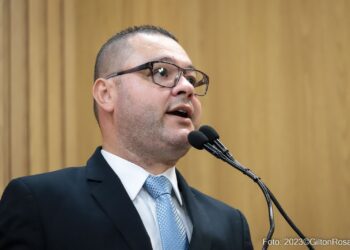 Eduardo Lima indaga sobre a falta de monitores para acompanhar alunos na rede pública de ensino