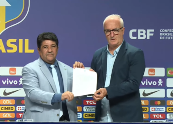 Dorival Júnior assina contrato com a CBF (e seleção brasileira) durante a coletiva de imprensa