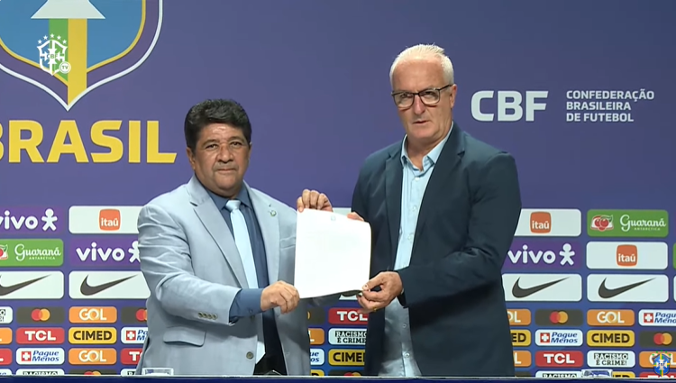 Dorival Júnior assina contrato com a CBF (e seleção brasileira) durante a coletiva de imprensa