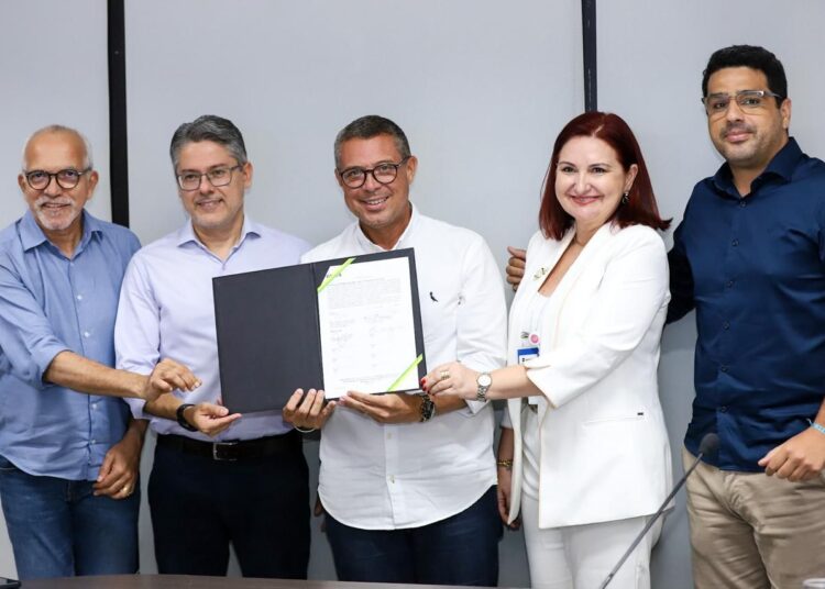 Senador Alessandro assina contratos de repasse de mais de R$ 43 milhões para o Governo de Sergipe