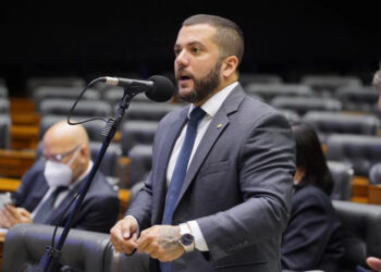 Carlos Jordy é alvo de buscas da PF na Câmara