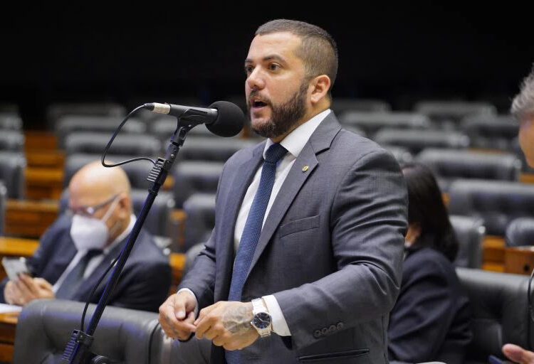 Carlos Jordy é alvo de buscas da PF na Câmara
