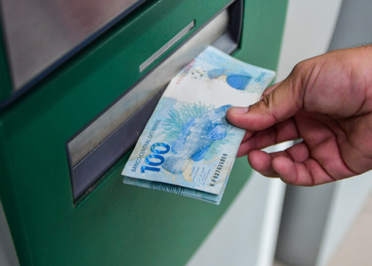 Governo iniciará pagamento de servidores estaduais no dia 29