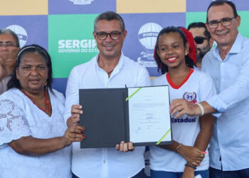 Governador entrega quadra multiesportiva do Colégio Estadual 24 de Outubro