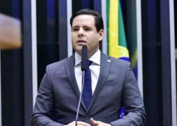 Viagens de Lula custam mais do que prevenção a desastres. “Ele virou as costas para os brasileiros”, aponta Rodrigo Valadares