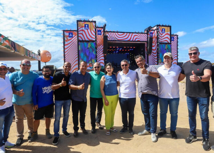 Governador vistoria estrutura do Verão Sergipe na praia de Ponta dos Mangues em Pacatuba