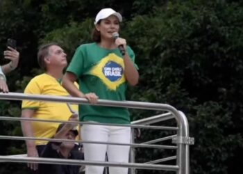 Michelle Bolsonaro cita versículos bíblicos durante discurso na Paulista