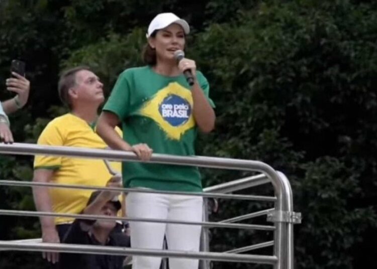 Michelle Bolsonaro cita versículos bíblicos durante discurso na Paulista