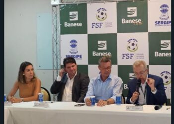O governador Fábio Mitidieri assina patrocínio do Banese ao futebol sergipano