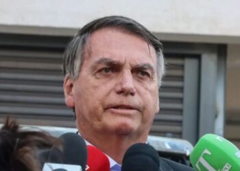 TSE multa Bolsonaro em R$ 15 mil por notícias falsas contra Lula 