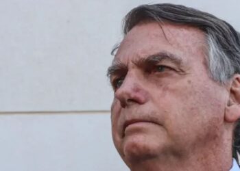 Bolsonaro é alvo de operação da Polícia Federal e tem que entregar passaporte à Justiça 