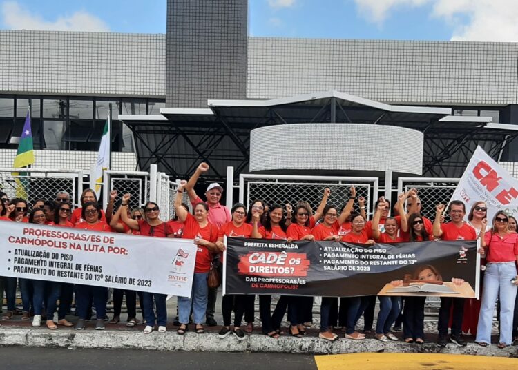 Professoras e professores de Carmópolis fazem ato em frente ao TCE-SE; audiência com conselheiro está marcada para amanhã, dia 6