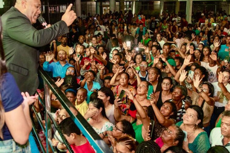 Yandra Moura é recebida com alegria por fiéis durante show gospel de Gerson Rufino no bairro Santa Maria