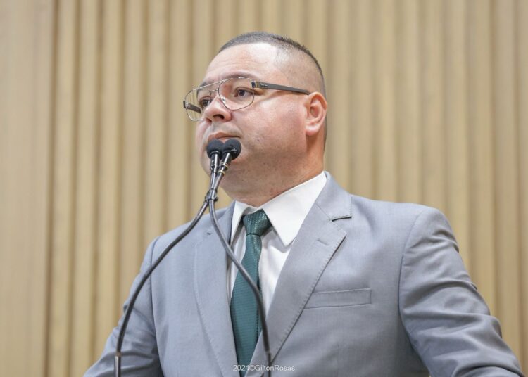 “O único ser que pode reproduzir uma criança é uma mulher que tem útero e ovário”, diz Eduardo Lima