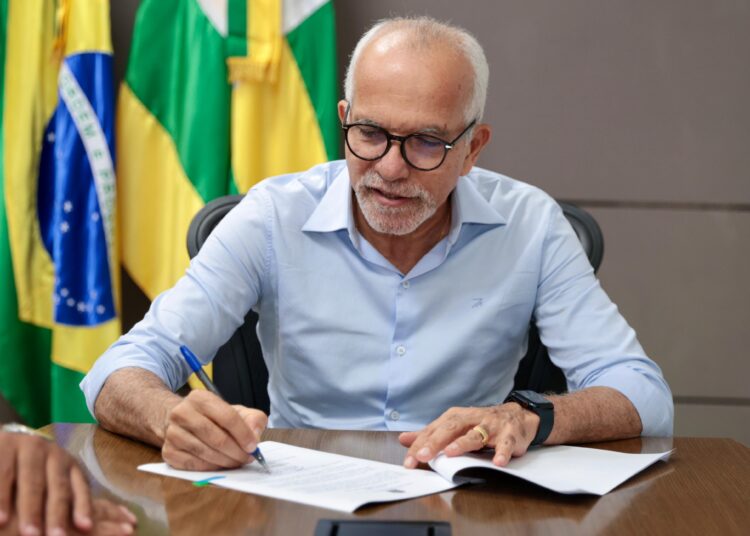 Prefeito Edvaldo Nogueira sanciona leis que ampliam remanejamento orçamentário e reajustam salário dos conselheiros tutelares em Aracaju