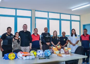 Eduardo Lima participa da entrega de livros e materiais esportivos no COPEMCAN