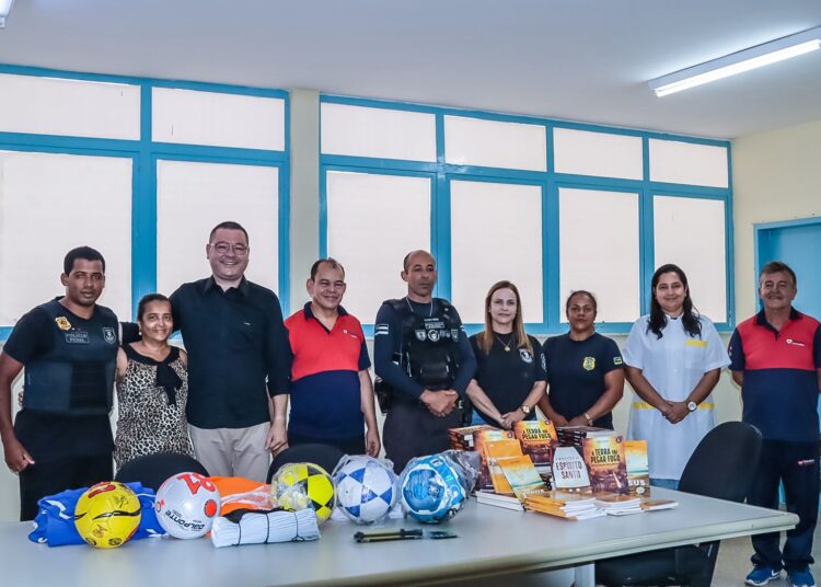 Eduardo Lima participa da entrega de livros e materiais esportivos no COPEMCAN