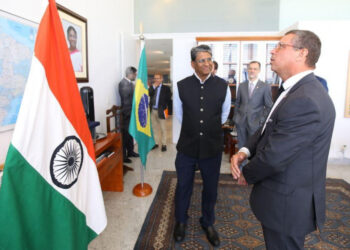 Governador Fábio Mitidieri e embaixador indiano no Brasil discutem programa Sergipe Águas Profundas