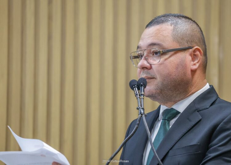 Eduardo Lima chama a atenção ao tempo de espera que os usuários têm para serem atendidos no Hospital Nestor Piva