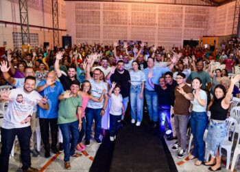 Moradores da Farolândia contam sobre situação do bairro para Yandra Moura