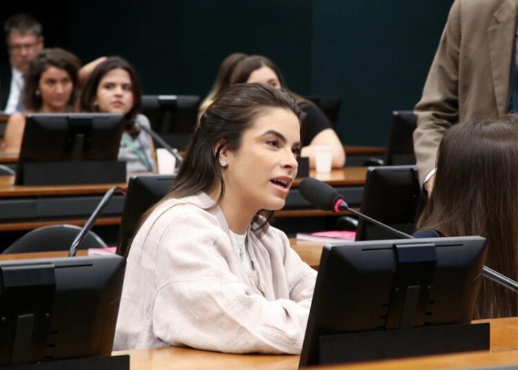 PL de Yandra Moura que inclui atletas de modalidades coletivas no Programa Bolsa Pódio é aprovado pela Comissão do Esporte