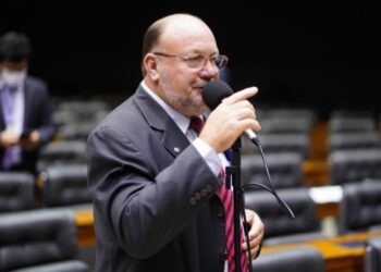 Projeto de João Daniel institui validade mínima de um ano para créditos de celular pré-pago