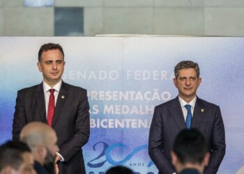 Rogério Carvalho celebra lançamento de medalhas comemorativas do bicentenário do Senado Federal