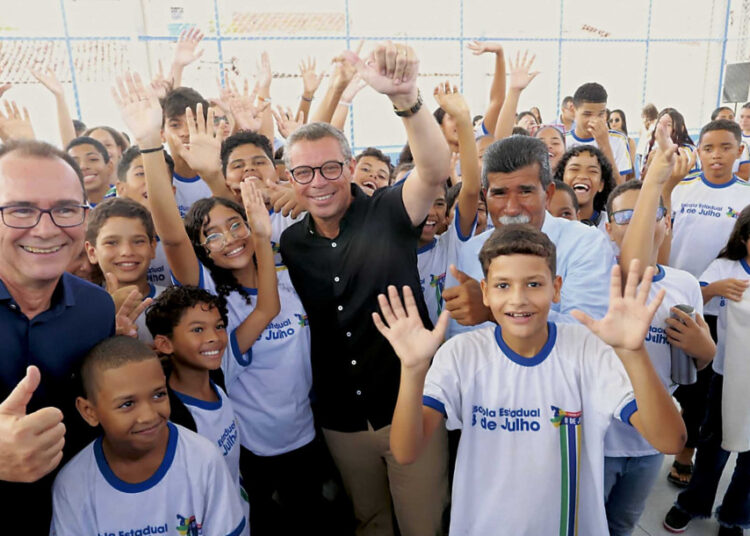 Governo de Sergipe entrega climatização e quadra esportiva na Escola Estadual 8 de Julho