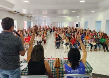 Professores da rede estadual aprovam paralisação de mais três dias e indicativo de greve para julho