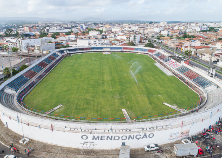 Governo do Estado vistoria obras no Estádio Etelvino Mendonça