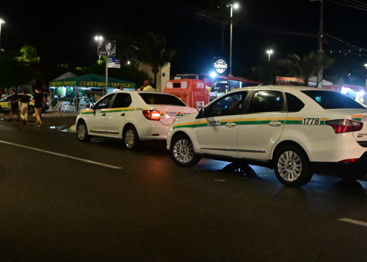 Taxistas e motoristas de aplicativos comemoram aumento da renda durante o Arraiá do Povo