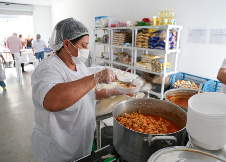 Prato do Povo já entregou 300 mil refeições em 21 municípios sergipanos