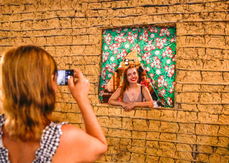 Sergipanos e turistas destacam ambiente acolhedor da Vila do Forró no dia de São João