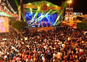 Prefeitura de Socorro paga 495 salários mínimos para cantor se apresentar na abertura do Forró Siri