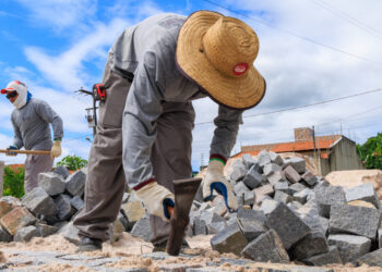 Governo atende população e autoriza mais de 700 mil metros quadrados de pavimentação