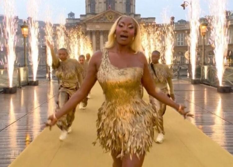 Quem é Aya Nakamura, cantora que brilhou na abertura das Olimpíadas