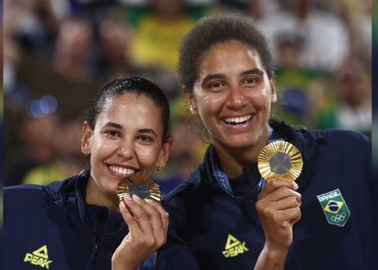 Duda e Ana Patrícia levam ouro em noite inesquecível na Torre Eiffel