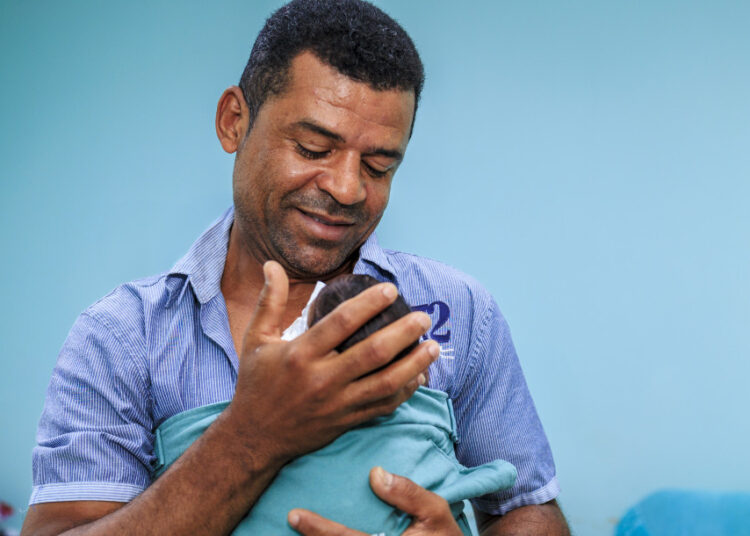 Método Canguru fortalece vínculo entre pais e filhos prematuros na Maternidade Nossa Senhora de Lourdes