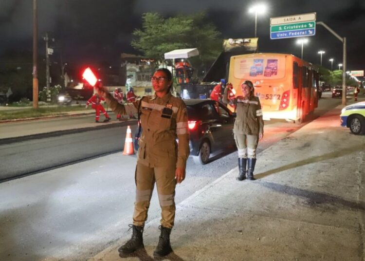 Tancredo Neves: PMA inicia aplicação da segunda camada de asfalto na noite desta quarta-feira, 14