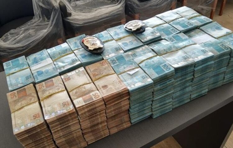 PF prende homem com R$ 1,5 milhão e material de campanha