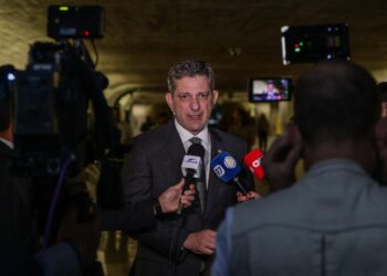 Senador Rogério Carvalho exalta decisão do presidente Lula em antecipar Bolsa Família para municípios da região Norte em situação de emergência