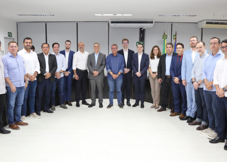 Governador recebe empresa vencedora de concessão parcial da Deso