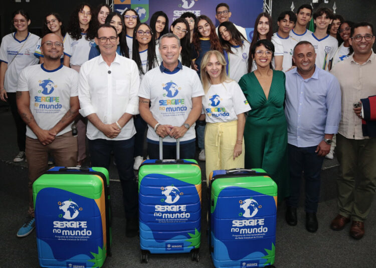 Segunda turma de intercambistas da rede estadual recebe kit para viagem à América do Norte