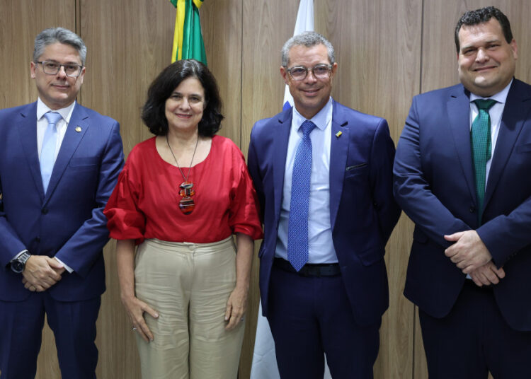 Governador e ministra da Saúde discutem entrega de ambulâncias e construção de maternidade em Sergipe