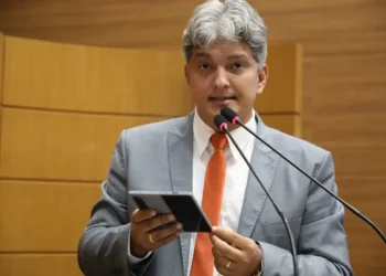 Projeto de Lei de Dr. Samuel que limita o uso de celulares nas escolas é aprovado na Alese