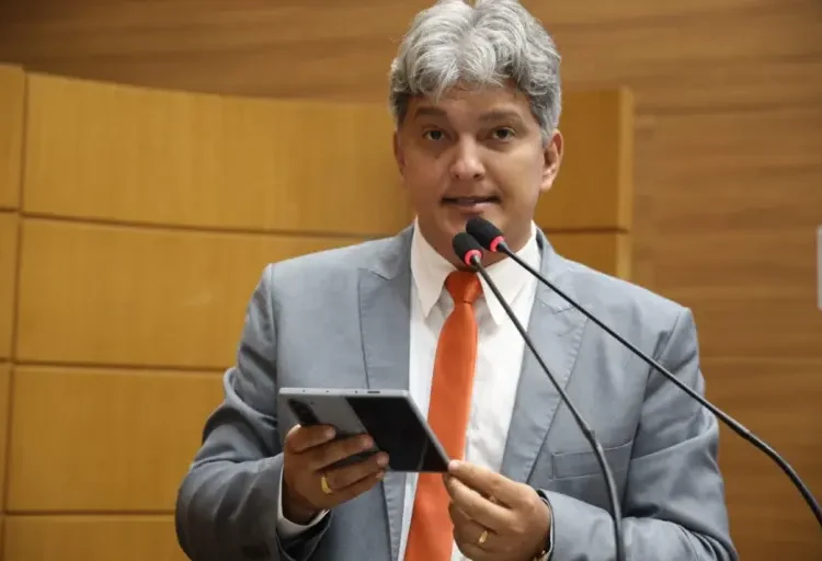 Projeto de Lei de Dr. Samuel que limita o uso de celulares nas escolas é aprovado na Alese