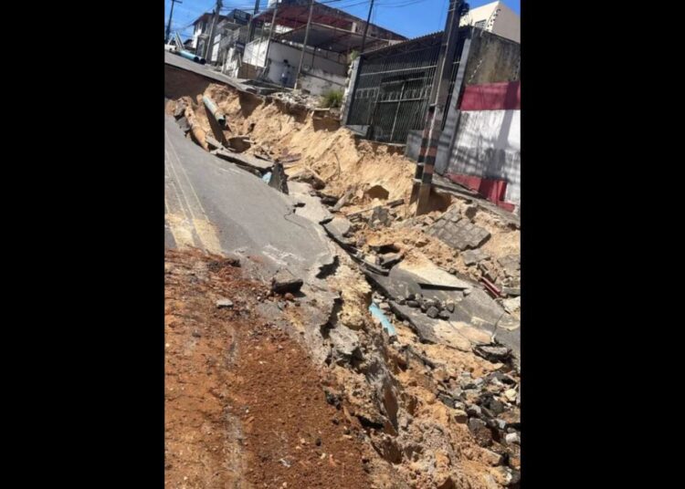 Tubulação da Deso rompe, forma enorme cratera e coloca em risco residências da Avenida Pedro Calazans