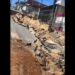 Tubulação da Deso rompe, forma enorme cratera e coloca em risco residências da Avenida Pedro Calazans