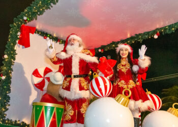 Parada Natalina é novidade da Vila do Natal Iluminado e encanta público com beleza e arte