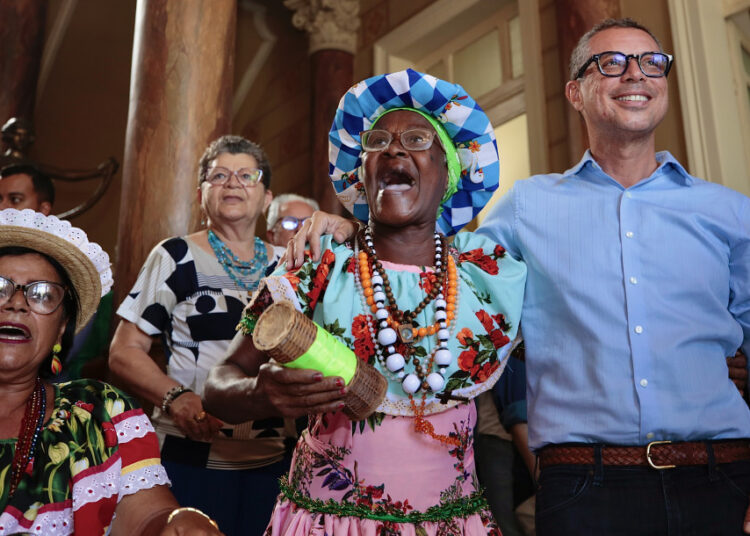 Sergipe reconhece atuação de figuras relevantes da cultura com assinatura da Lei dos Mestres
